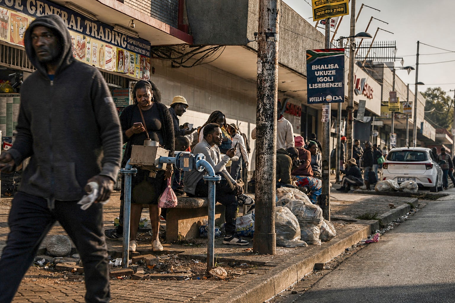 Un grupo de personas en el barrio de Yeoville de Johannesburgo, (Sudáfrica), uno de los que contienen mayor población migrante de la ciudad, el 6 de julio de 2026.