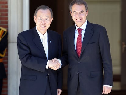 Ban Ki-moon saluda ayer a Rodríguez Zapatero en La Moncloa.