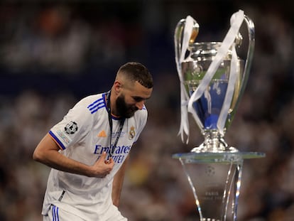 Karim Benzema recoge su medalla de campeón de la Champions el pasado 28 de mayo en París.