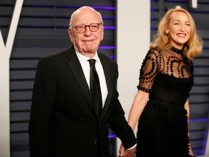 Rupert Murdoch y Jerry Hall asisten a la fiesta de la revista 'Vanity Fair' después de la 91ª edición de los Oscar, el 24 de febrero de 2019 en Beverly Hills, California.