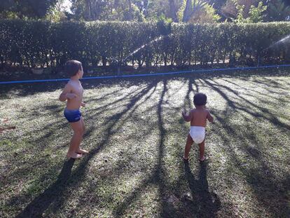 Unos niños juegan en una granja en Brazlândia, en el Distrito Federal.