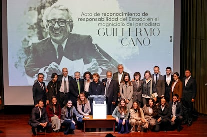 La familia del periodista asesinado Guillermo Cano, durante un acto de reconocimiento por los 40 años de su asesinato, en Bogotá, este viernes.