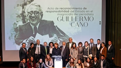 La familia del periodista asesinado Guillermo Cano, durante un acto de reconocimiento por los 40 años de su asesinato, en Bogotá, este viernes.