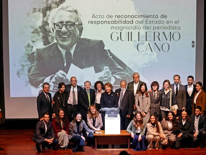 La familia del periodista asesinado Guillermo Cano, durante un acto de reconocimiento por los 40 años de su asesinato, en Bogotá, este viernes.