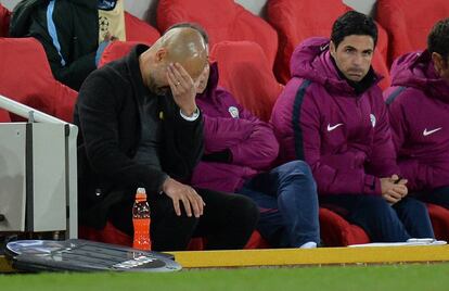 Guardiola gesticula durante el partido ante el Liverpool.