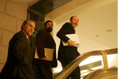 Los socialistas Diego López Garrido, Francisco Caamaño y Alfredo Pérez Rubalcaba, ayer en el Congreso.