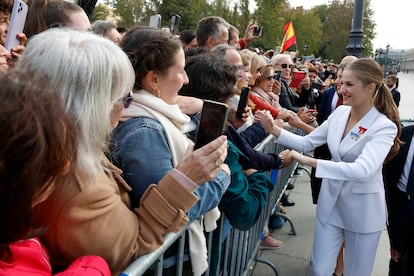 La princesa Leonor saluda y se fotografía con las personas congregadas en la Plaza de Oriente de Madrid, tras el almuerzo celebrado con motivo de la jura de la Constitución en su 18 cumpleaños, en octubre de 2023.
