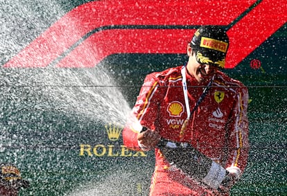 Carlos Sainz celebra su victoria en el GP de Australia.