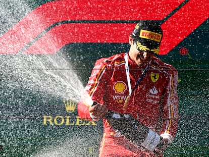 Carlos Sainz celebra su victoria en el GP de Australia.