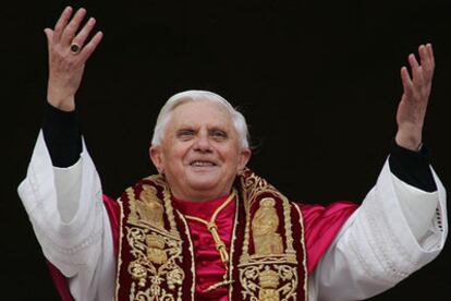 Joseph Ratzinger saluda desde un balcón del Vaticano a los fieles congregados en la plaza de San Pedro nada más ser elegido nuevo Papa.
