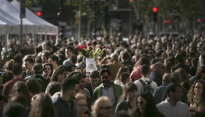 Rambla de Catalunya, una de las calles más saturadas en la Diada de Sant Jordi.