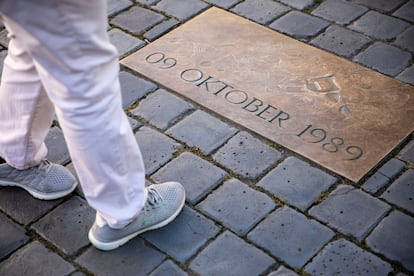 Una placa en la plaza Nikolaikirchhof de Leipzig recuerda la fecha de las marchas pacíficas que precipitaron el fin de la RDA. 