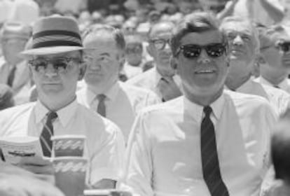 John F. Kennedy, con unas Ray-Ban.