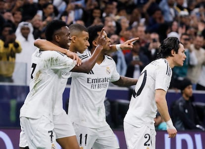 Kylian Mbappé celebra el gol junto a sus compañeros este miércoles en Doha.