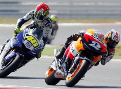 Dani Pedrosa encara una curva, seguido por Valentino Rossi en Misano.