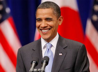 El presidente de EE UU, Barack Obama, sonríe antes de pronunciar su discurso, ayer en Tokio.
