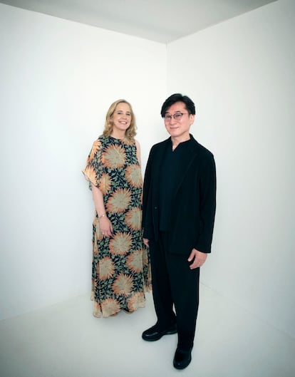 El artista japonés junto a Sheila Loewe, presidenta de la Fundación Loewe. 