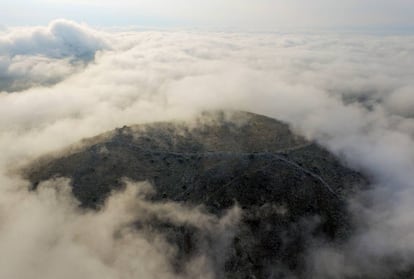 A colina Strongilovoúni, onde está localizada a antiga cidade grega.