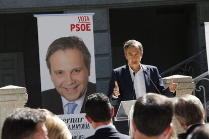 Zapatero arropando al candidato socialista a la alcaldía, Antonio Miguel Carmona en el Parque del Capricho, cuando se entregó el programa del PSOE a los ciudadanos.