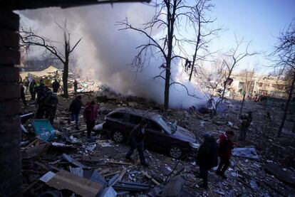 Varios vecinos de Kiev caminan entre los escombros en una zona residencial tras un nuevo bombardeo ruso contra barrios civiles de la capital ucrania. Las tropas rusas apenas han registrado avances a lo largo de esta semana, destaca el último informe del Ministerio de Defensa del Reino Unido, publicado este viernes, que informa de “mínimos progresos”. Las fuerzas ucranias alrededor de la capital, Kiev, y de Mikolaiv, recoge la inteligencia británica, siguen frustrando los intentos del Ejército ruso de sitiar las ciudades. Járkov, Chernígov, Sumi y Mariupol, sin embargo, continúan bajo asedio.