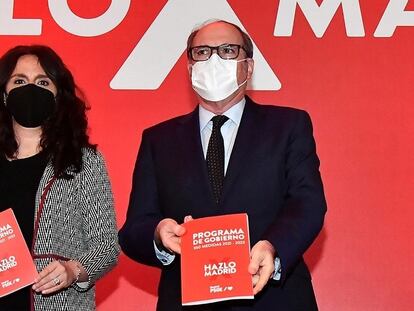 Gabilondo y la coordinadora de su campaña, Mónica Carazo, muestran el programa de Gobierno de los socialistas este jueves.