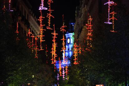 La inauguración de las luces de Navidad en las calles del centro de la ciudad marcan tradicionalmente el inicio de estas fiestas. Estas son las luces de la calle Arenal.