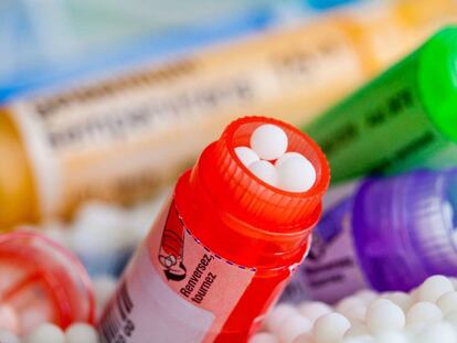 Si la homeopatía no funciona, ¿por qué se sigue vendiendo en farmacias?