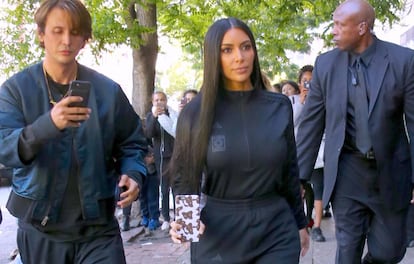 Kim Kardashian, rodeada de su seguridad.