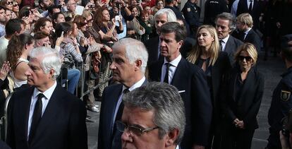 Hijos, nietos y demás familiares, así como de su viudo Alfonso Díez, acompañan el féretro de Cayetana Fitz-James Stuart. Acto seguido el coche con los restos de la duquesa de Alba ha partido hacia el crematorio de San Fernando, donde será incinerada.