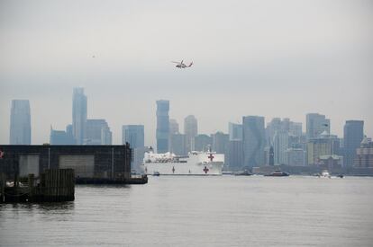 El USNS Comfort, un buque hospital del ejército estadounidense, navega por las aguas del río Hudson rumbo al Pier 90 de Nueva York el pasado 30 de marzo. Una vez que llegue a puerto, sus 1.000 camas y 12 quirófanos acogerán enfermos con patologías no asociadas al coronavirus, con el objetivo de descongestionar los hospitales neoyorquinos ante el avance de la pandemia. Nueva York suma, a fecha de cierre de este artículo, 83.889 casos de coronavirus de los 213.372 en Estados Unidos, y 1.941 muertes de un total de 4.757 en el país.