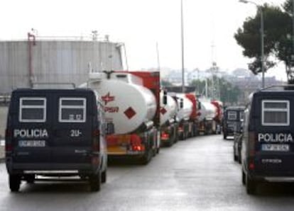 Camiones escoltados por la Policia Nacional en Tarragona en 2008 por la huelga convocada entonces por los transportistas.