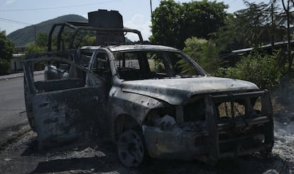 La camioneta de los policías atacados, tras ser incendiada en Michoacán. 