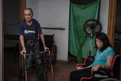 Adelaido Torres Morales y su sobrina Inés Torres Ruíz en el pasillo de su hogar.