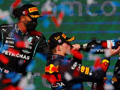 Verstappen celebra la victoria en el podio, con Hamilton a la izquierda de la imagen.