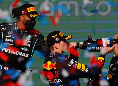 Verstappen celebra la victoria en el podio, con Hamilton a la izquierda de la imagen.