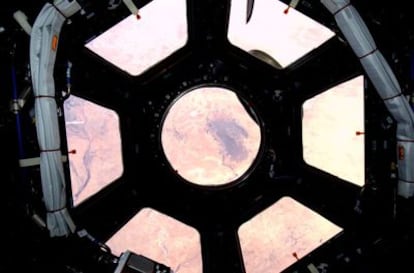 Vista de la Tierra desde el nuevo mirador de siete ventanas instalado en la Estación Espacial Internacional.