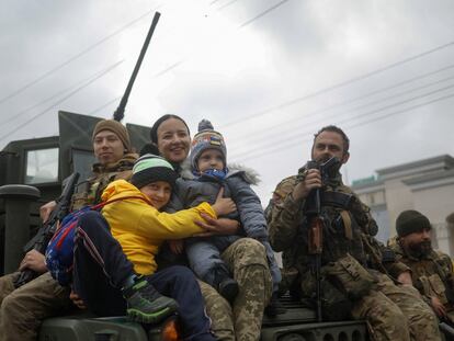 Varios soldados ucranios con residentes de la ciudad de Jersón este miércoles.