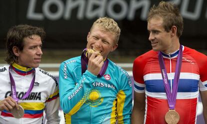 Vinokourov muerde la medalla de oro.