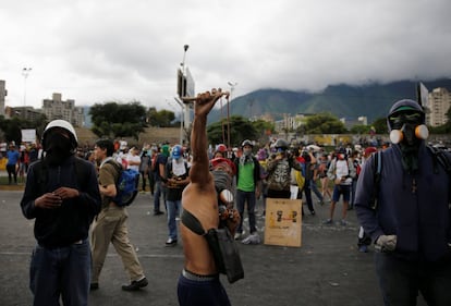 Un manifestante hace uso de un tirachinas para atacar a la policía durante una protesta contra el Gobierno de Nicolás Maduro, en Caracas, el 24 de junio de 2017.