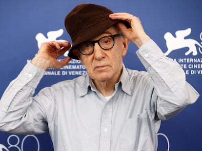 Woody Allen posaba el lunes en la presentación de 'Coup de Chance', en el festival de Venecia.