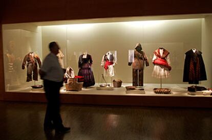 El Museo del Traje abre gratis, hasta fines de agosto, las noches de los jueves de 19.00 a 22.30.