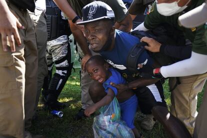La Guardia Nacional detiene a un migrante haitiano y a su hijo mientras caminaban por una carretera en Escuintla, Estado de Chiapas (México).