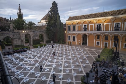 El Real Alcázar de Sevilla ha vuelto a ser este año uno de los espacios más importantes en la Bienal. Su aforo se ha limitado a 300 plazas. Las sillas se han distribuido por parejas, separadas a un metro y medio de distancia.