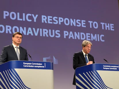 El comisario de Economía, Paolo Gentiloni (derecha) junto a Valdis Dombromvskis, comisario de Comercio, este miércoles en Bruselas.