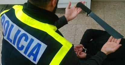 Machete incautado a bandas latinas durante una detención, en una imagen de archivo.