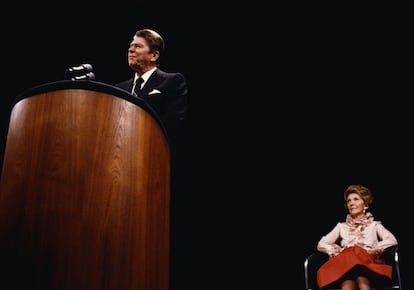 Diciembre de 1980. Nancy Reagan escucha a su marido durante un discurso.
