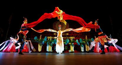 Los miembros de la compa?a de danza de las campanas imperiales de China, durante una actuacin en Sdney.