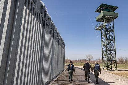 Tres agentes griegos, en la frontera con Turquía, cerca del río Evros, en una imagen de archivo.