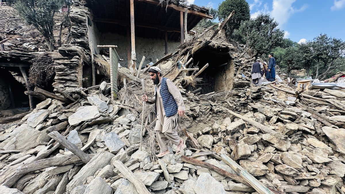 “Ojalá yo también hubiera muerto”, dicen los habitantes de Afganistán que perdieron a toda su familia en el terremoto