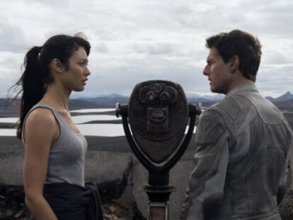 Olga Kurylenko y Tom Cruise en 'Oblivion', la película más vista el pasado fin de semana.